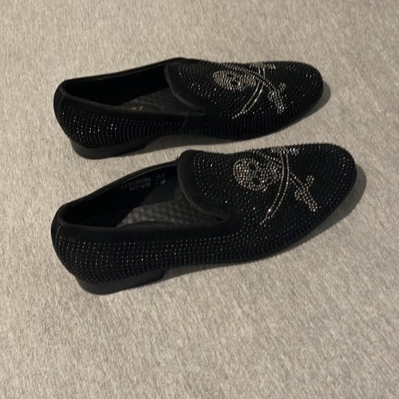 CMM Men’s Pointed Toe Rivet Dress Shoes, Modern Metallic with Skull Design - Picture 2 of 4